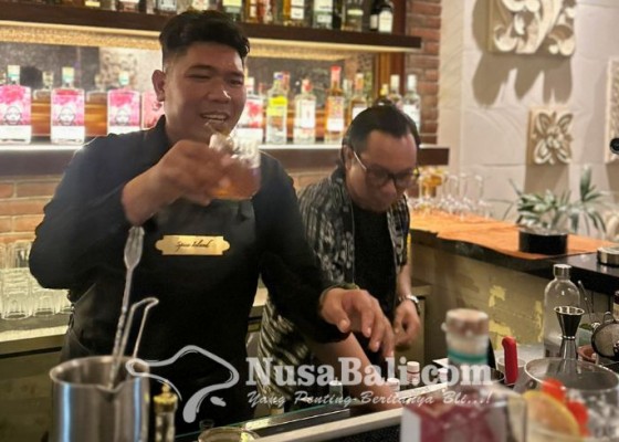 Nusabali.com - a-journey-through-the-glass-perkenalkan-gin-east-indies