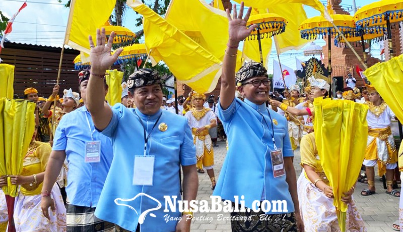 www.nusabali.com-suyadinata-daftar-ke-kpu-badung-naik-kereta-hias-hingga-diiringi-baleganjur