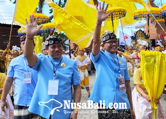 Nusabali.com - suyadinata-daftar-ke-kpu-badung-naik-kereta-hias-hingga-diiringi-baleganjur