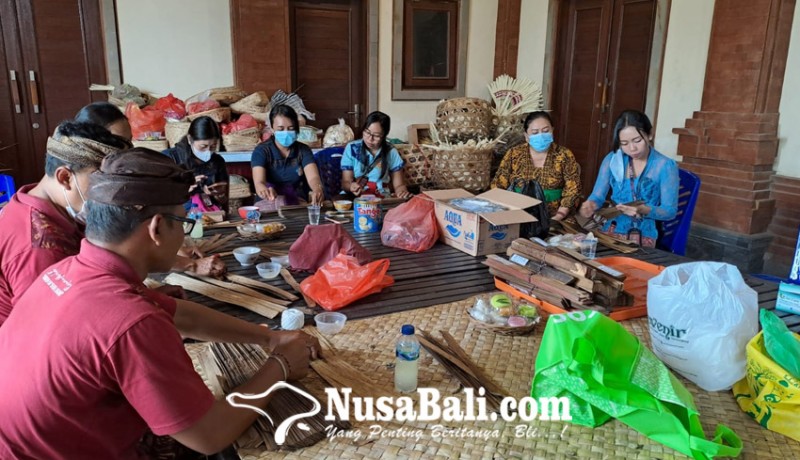 www.nusabali.com-penyuluh-bahasa-bali-lakukan-konservasi-84-gulungan-lontar-di-geria-anyar-umagunung-sempidi-badung