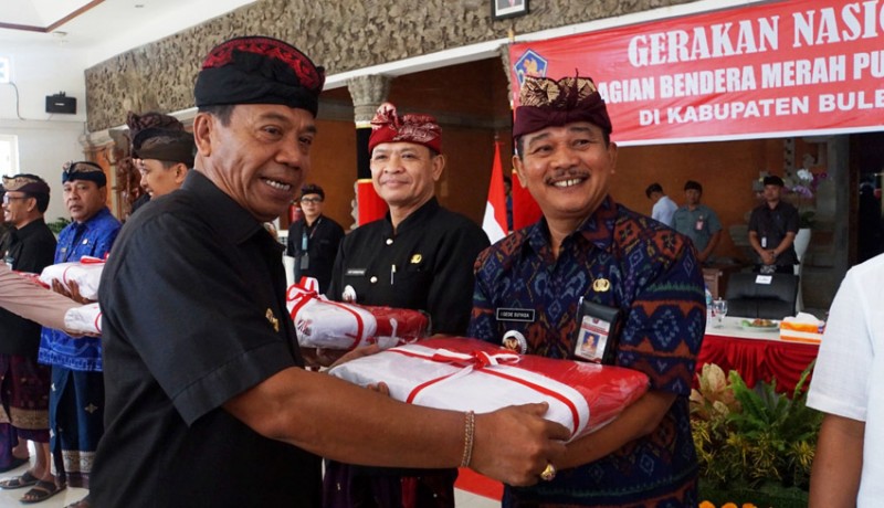 www.nusabali.com-10078-lembar-bendera-merah-putih-dibagikan