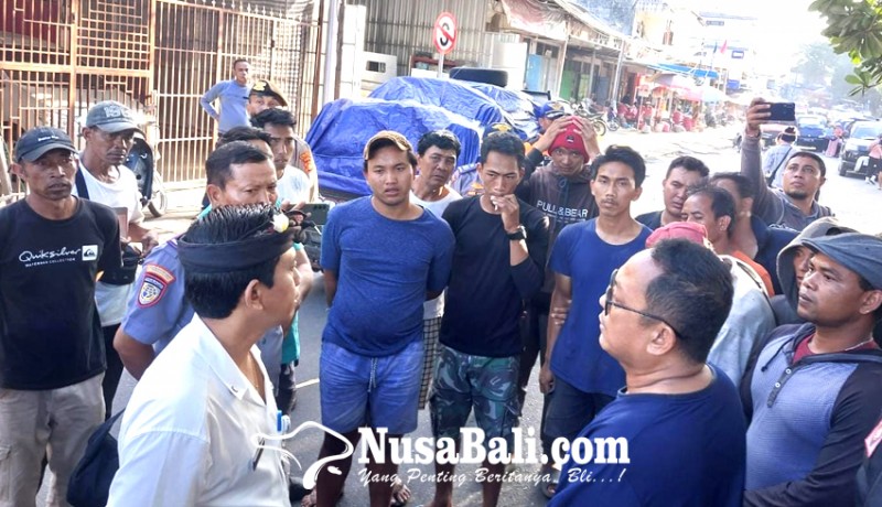 www.nusabali.com-pedagang-bermobil-demo-di-pasar-galiran