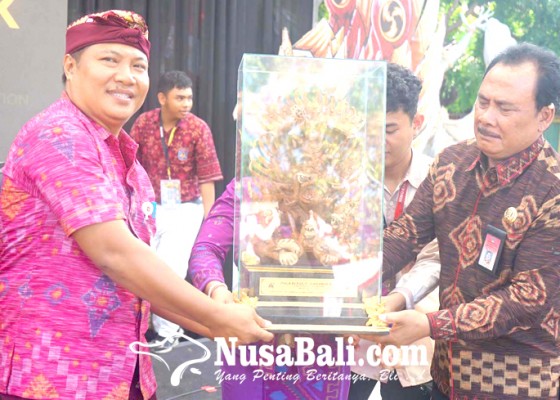 Nusabali.com - smpn-2-amlapura-boyong-piala-disdikpora-bali