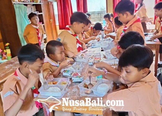 Nusabali.com - uji-coba-makan-siang-gratis-di-3-sd-di-buleleng