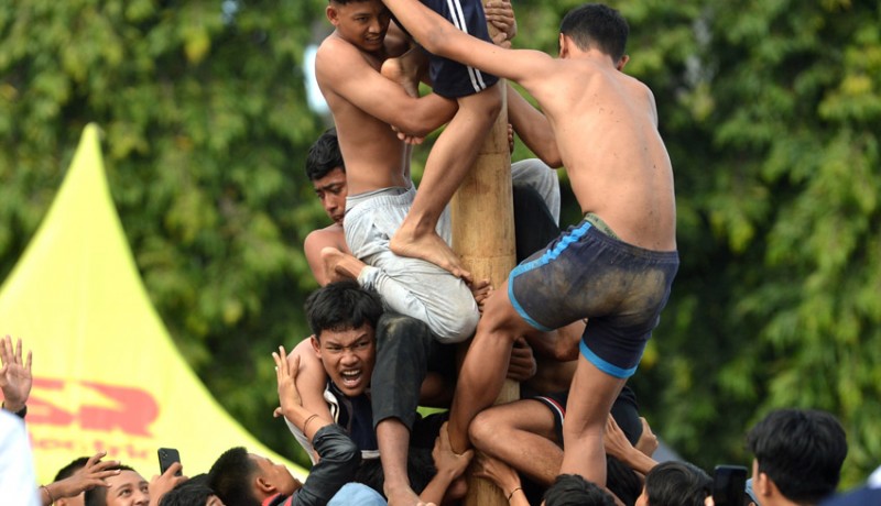 www.nusabali.com-pelajar-hingga-wisman-antusias-lomba-panjat-pinang