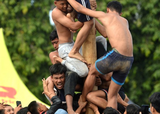 Nusabali.com - pelajar-hingga-wisman-antusias-lomba-panjat-pinang