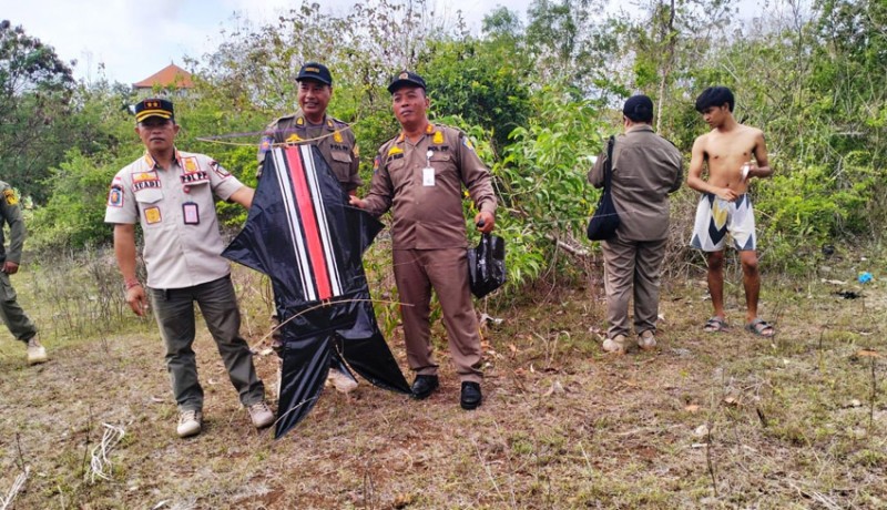 www.nusabali.com-satpol-pp-turunkan-empat-layang-layang-di-kutsel