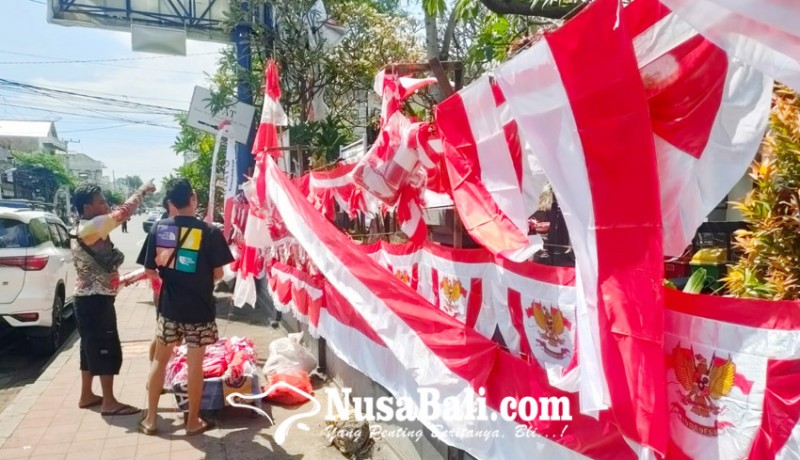 www.nusabali.com-pedagang-bendera-musiman-ramaikan-jalanan-buleleng