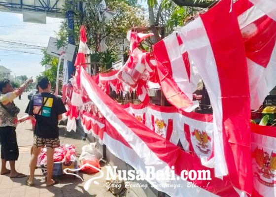 Nusabali.com - pedagang-bendera-musiman-ramaikan-jalanan-buleleng