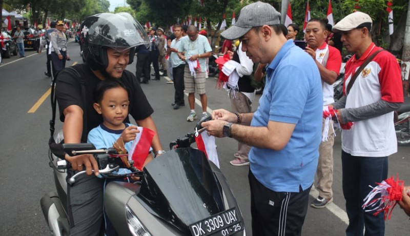 www.nusabali.com-semarakan-hut-ke-79-kemerdekaan-ri-bagi-bagi-bendera-sasar-pengendara