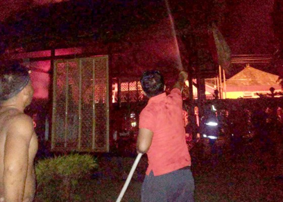 Nusabali.com - warung-di-objek-taman-ujung-terbakar