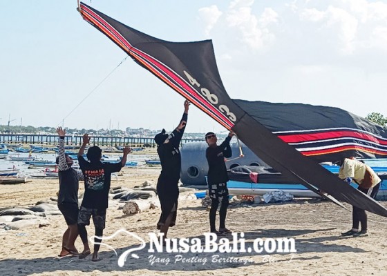 Nusabali.com - jimbaran-kite-festival-1000-rare-angon-turun-di-pantai-mertasari