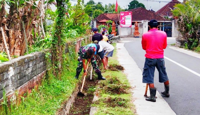 www.nusabali.com-babinsa-imbau-warga-pasang-bendera-merah-putih