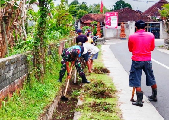 Nusabali.com - babinsa-imbau-warga-pasang-bendera-merah-putih