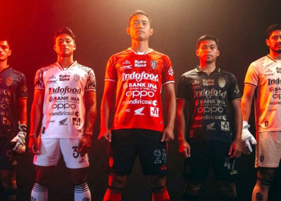 Nusabali.com - pemain-bali-united-siap-puputan-dengan-jersey-terbaru