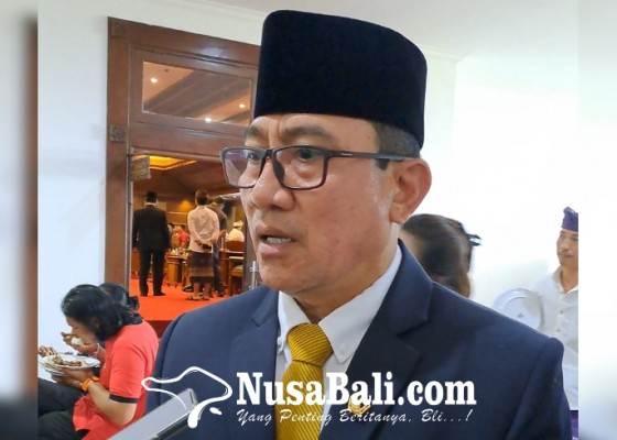 Nusabali.com - tanpa-kehadiran-keluarga-ayah-mahalini-resmi-dilantik-jadi-anggota-dprd-badung