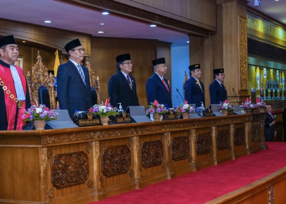 Nusabali.com - hadiri-pelantikan-anggota-dprd-badung-periode-2024-2029-bupati-giri-prasta-jalankan-tugas-sesuai-amanat-rakyat