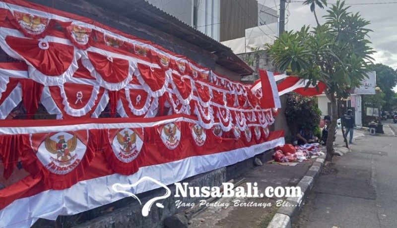 www.nusabali.com-pedagang-bendera-merah-putih-di-denpasar-menjemput-rezeki-jelang-hut-ke-79-ri