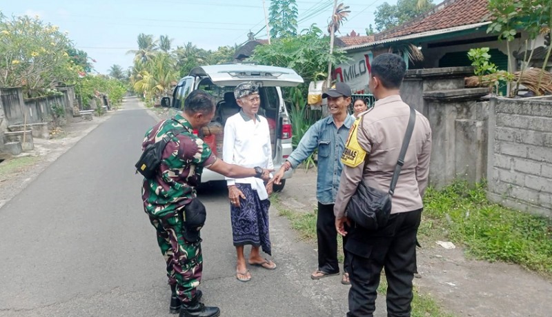 www.nusabali.com-patroli-bersama-imbau-warga-pasang-bendera-merah-putih