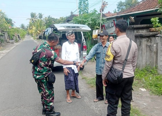 Nusabali.com - patroli-bersama-imbau-warga-pasang-bendera-merah-putih