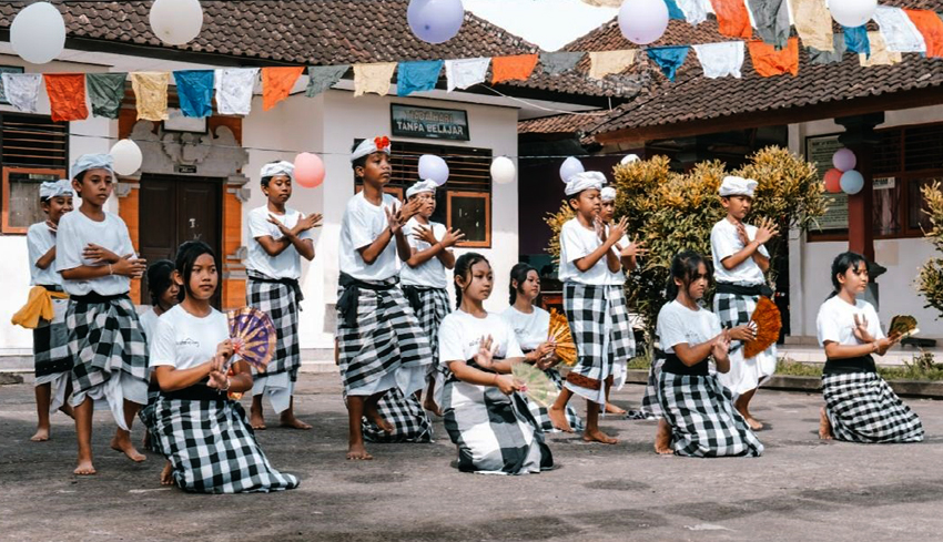 www.nusabali.com-siswa-sdn-5-sayan-senang-ngecat-sekolah-bersama-yoga-house-of-om