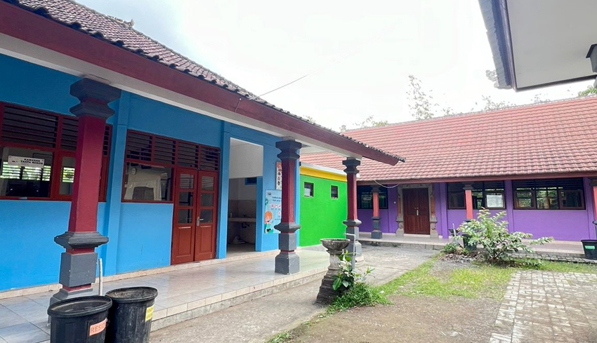 www.nusabali.com-siswa-sdn-5-sayan-senang-ngecat-sekolah-bersama-yoga-house-of-om