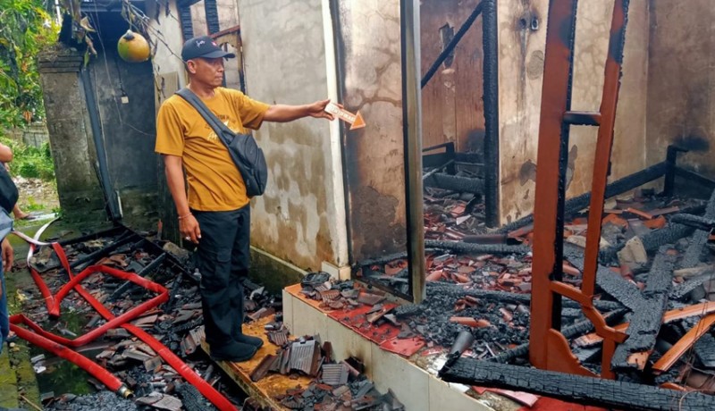 www.nusabali.com-diduga-akibat-percikan-dupa-rumah-terbakar