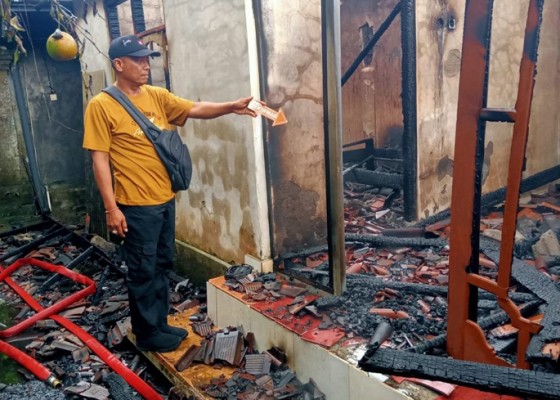 Nusabali.com - diduga-akibat-percikan-dupa-rumah-terbakar