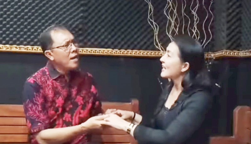 www.nusabali.com-meriahkan-hut-ri-duet-kadis-dan-istri-berlomba-karaoke