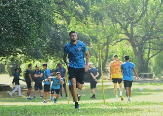 Nusabali.com - usai-juara-piala-presiden-arema-genjot-latihan-fisik