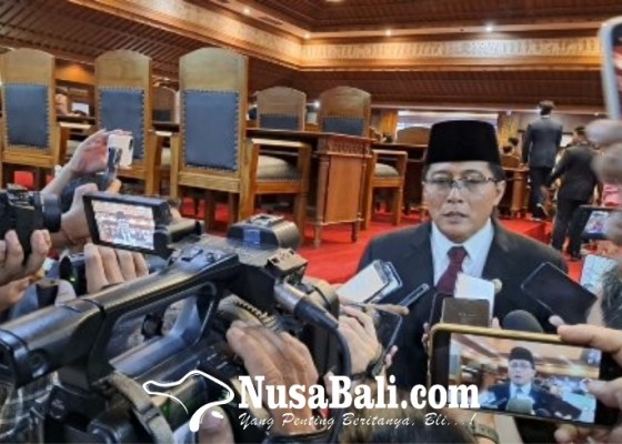 Nusabali.com - putranya-jadi-anggota-dewan-giri-prasta-bangga-karena-berhasil-mendidik-anak