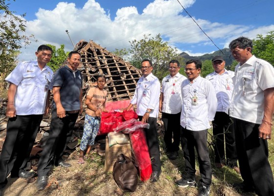 Nusabali.com - rumah-warga-desa-pemuteran-ambruk-diterjang-angin-kencang