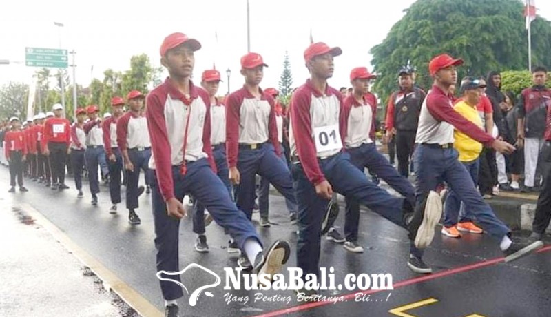 www.nusabali.com-lomba-gerak-jalan-tingkat-smp-putra-diguyur-hujan