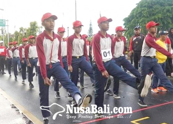 Nusabali.com - lomba-gerak-jalan-tingkat-smp-putra-diguyur-hujan