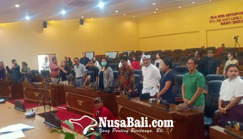 www.nusabali.com-17-anggota-dprd-bangli-ikut-gladi-pelantikan-dewan-tidak-lagi-berbusana-adat-bali