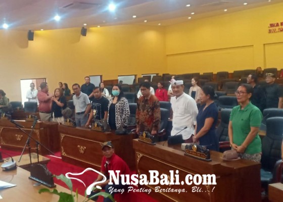 Nusabali.com - 17-anggota-dprd-bangli-ikut-gladi-pelantikan-dewan-tidak-lagi-berbusana-adat-bali