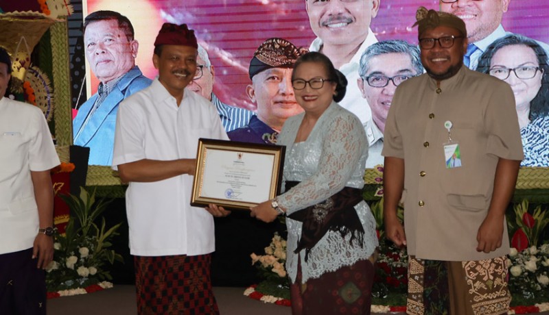 www.nusabali.com-sekda-dewa-indra-serahkan-paritrana-awards-2024-provinsi-bali