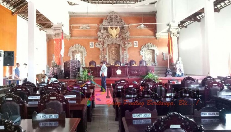 www.nusabali.com-tempat-olahraga-dijadikan-ruang-sidang