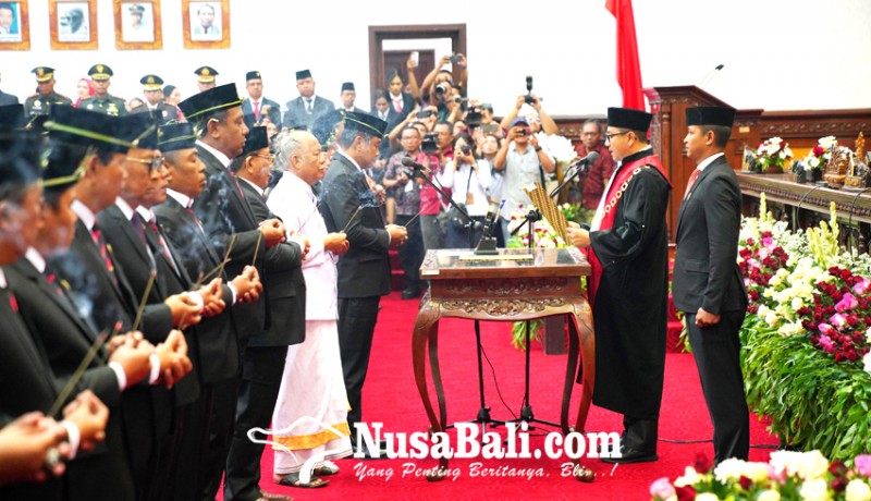 www.nusabali.com-45-anggota-dprd-gianyar-ucapkan-sumpah-janji