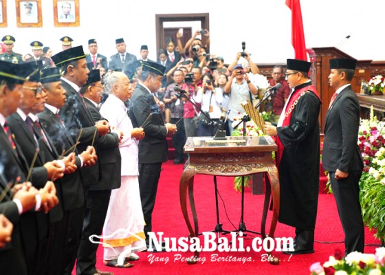 Nusabali.com - 45-anggota-dprd-gianyar-ucapkan-sumpah-janji