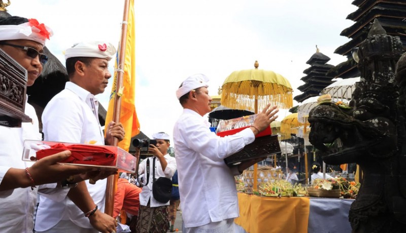 www.nusabali.com-10-duplikat-bendera-merah-putih-dipasupati-di-pura-besakih