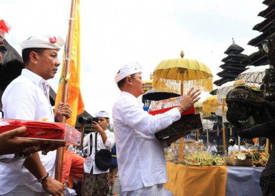 Nusabali.com - 10-duplikat-bendera-merah-putih-dipasupati-di-pura-besakih