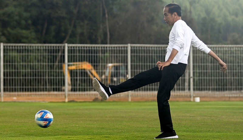 www.nusabali.com-jokowi-jajal-pusat-latihan-sepak-bola-di-ikn