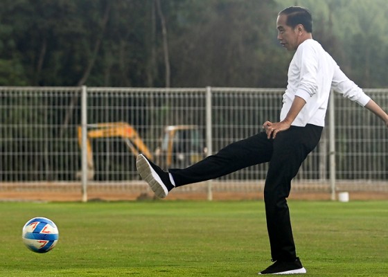 Nusabali.com - jokowi-jajal-pusat-latihan-sepak-bola-di-ikn