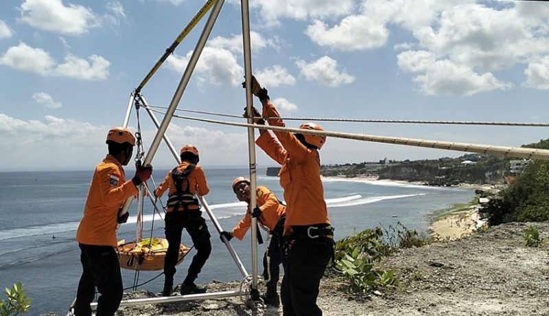 www.nusabali.com-jenazah-wna-amerika-ditemukan-di-tebing-curam-pantai-bingin-desa-pecatu-kuta-selatan-badung