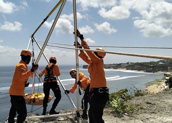 Nusabali.com - jenazah-wna-amerika-ditemukan-di-tebing-curam-pantai-bingin-desa-pecatu-kuta-selatan-badung