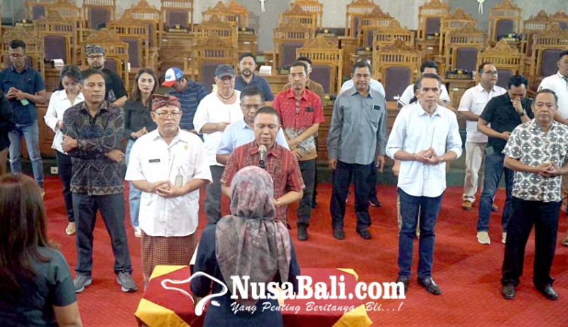 www.nusabali.com-lencana-dprd-karangasem-dibagikan-saat-gladi