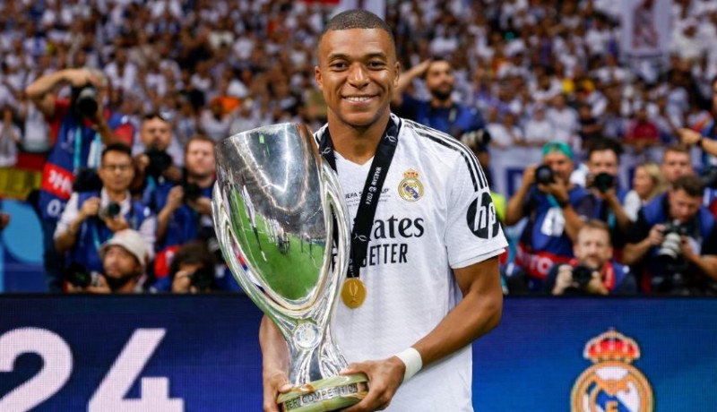 www.nusabali.com-mbappe-cetak-gol-debut-real-madrid-raih-piala-super-eropa