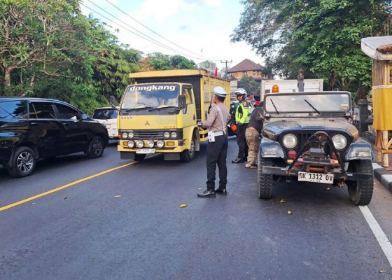 Nusabali.com - mobil-l-300-mogok-beringkit-macet-total