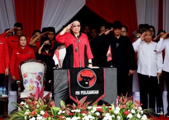 Nusabali.com - megawati-pimpin-upacara-kemerdekaan-di-jakarta-ribuan-kader-pdip-memadati-sekolah-partai